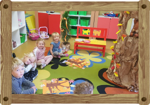 Dzieci siedzą na dywanie, przed nimi kolorowe kartony z ułożoną kompozycją.